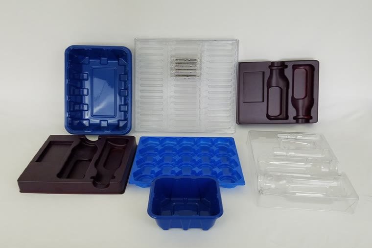 Thermoformed plastic trays and blisters